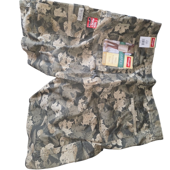 Wrangler Men's Cargo Shorts - Green and Tan - Picture 2 of 3